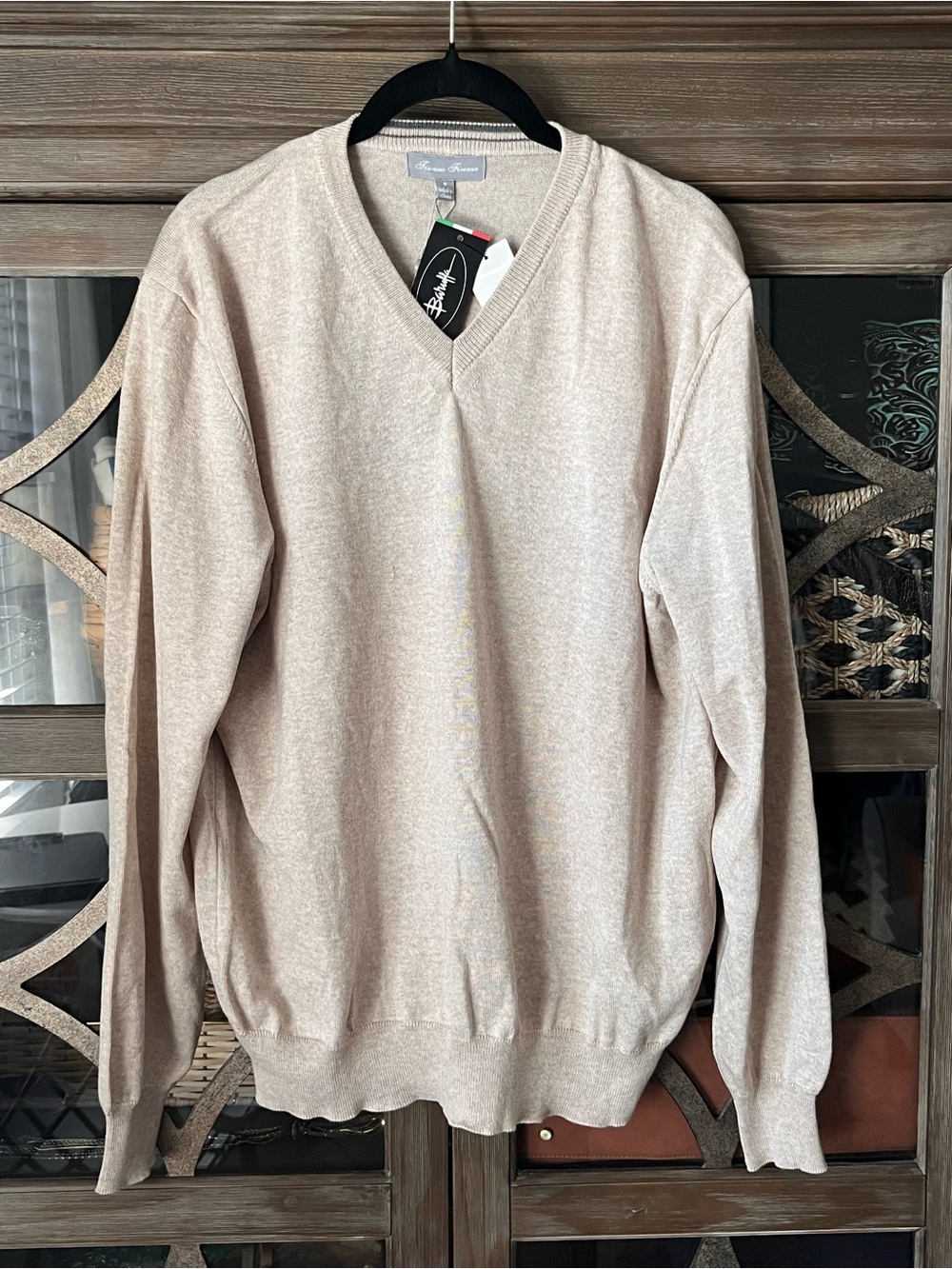 Men's 100% Merino Wool NWT V-Neck Sweater in Soft Cream by Unknown Brand
